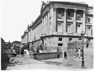 Barrikadi Pariisin kommuunin aikana Rue de Rivolin ja Place de la Concorden kulmassa, 1871